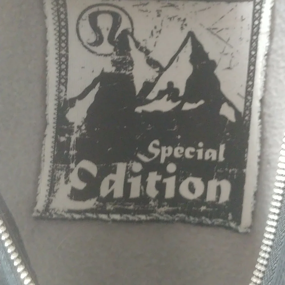 Lululemon scuba hoodie. Size 4. - Picture 3 of 3